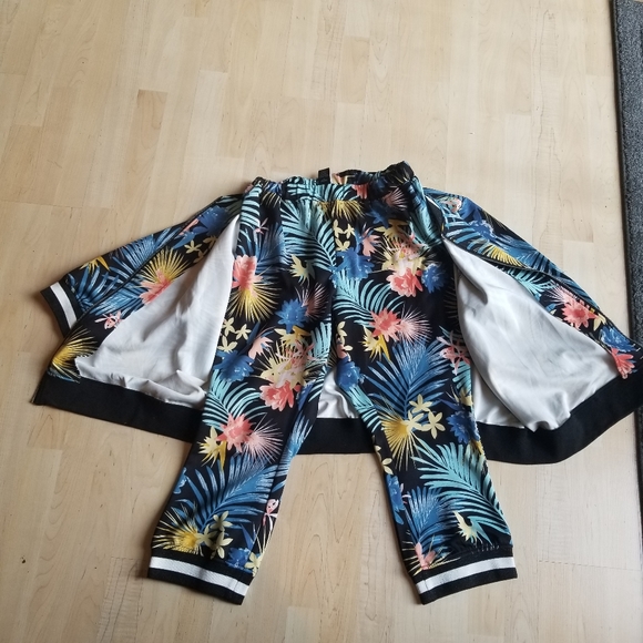 Size 18/24 2piece Crop Embroidered Activewear by Ashley Stewart - Picture 8 of 9